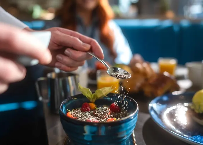 Clayton Cardiff Lane Отель