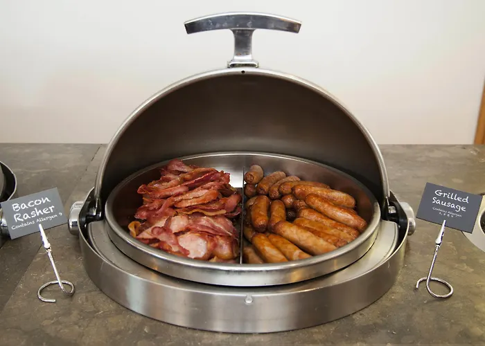 Clayton Cardiff Lane Отель